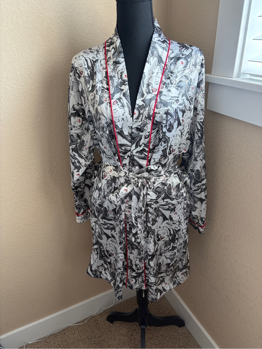 Marilyn Monroe Set: Silky Robe P/S & Stamped Envelope Hollywood Glam Pinup Z17